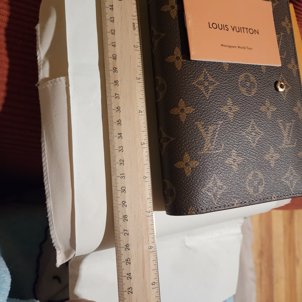 LV Monogram Planner - Picture 11 of 12